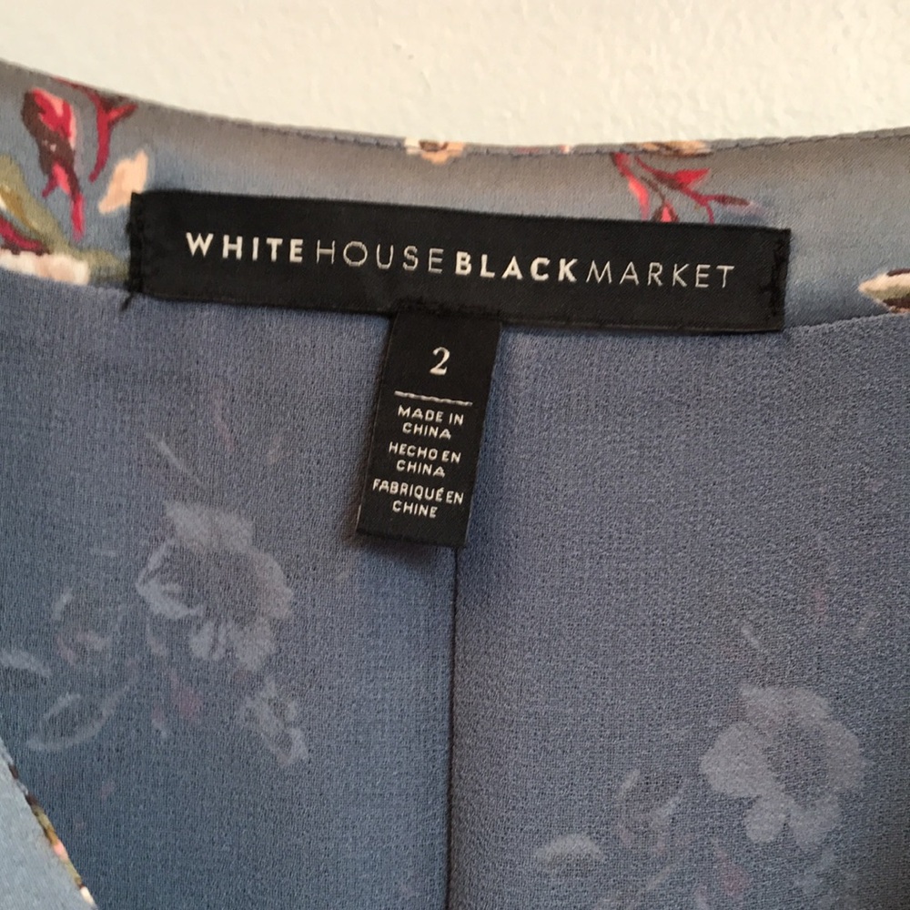 White House Black Market gorgeous satin-like v-neck top. With lining Sz 2/4.